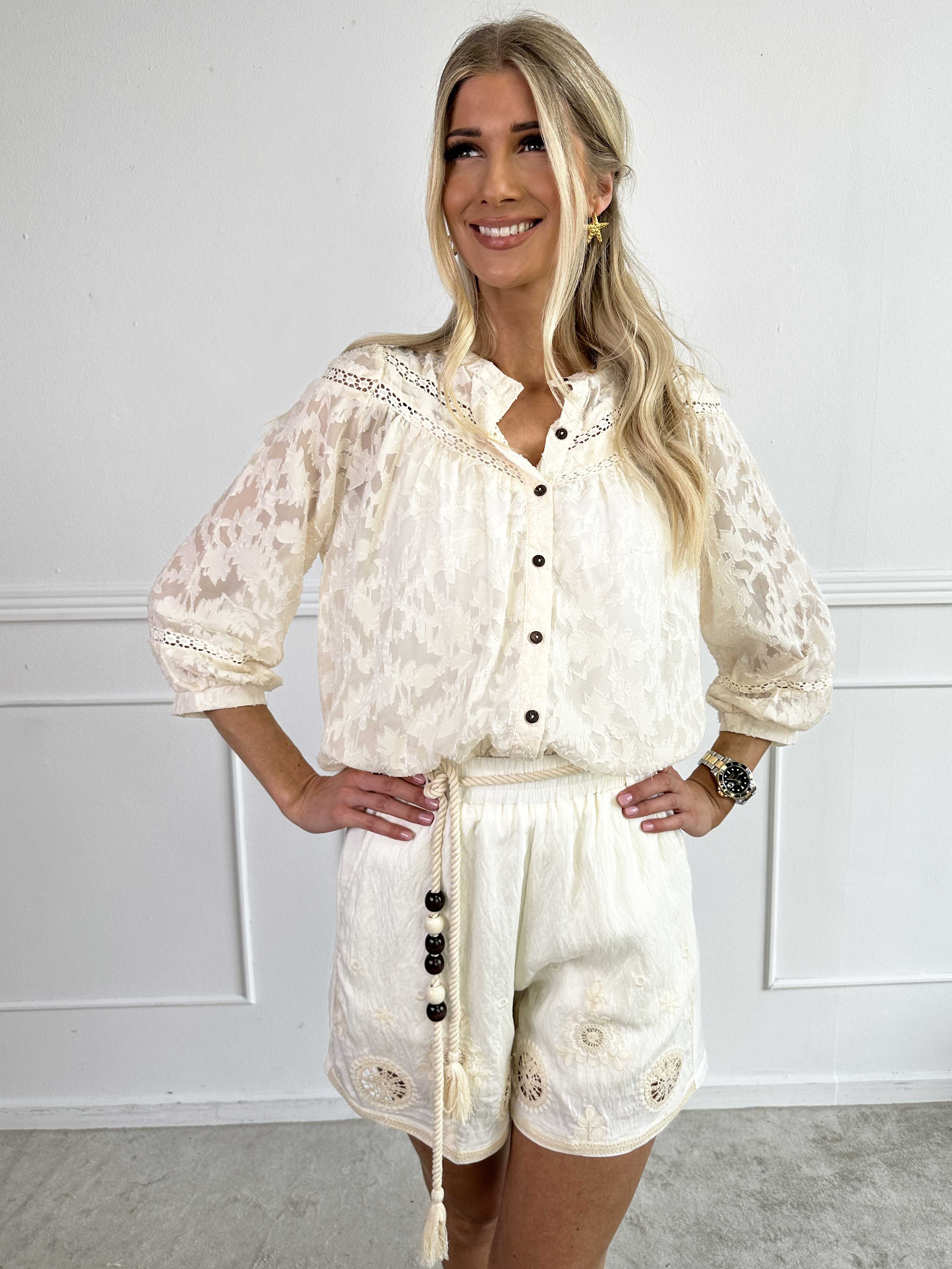 Brienne - Sød blondetunika med broderinger